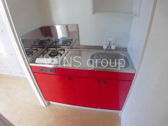 キッチン　キッチンは独立タイプ・差し色の赤がいいですね