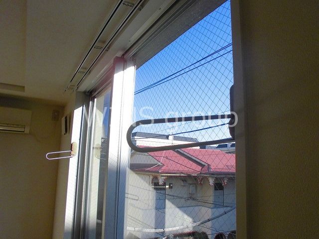 バルコニー　室内用の物干しフックも付いています