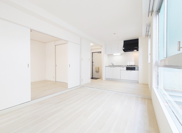 居室・リビング　ホワイト基調にコーディネートされたお部屋