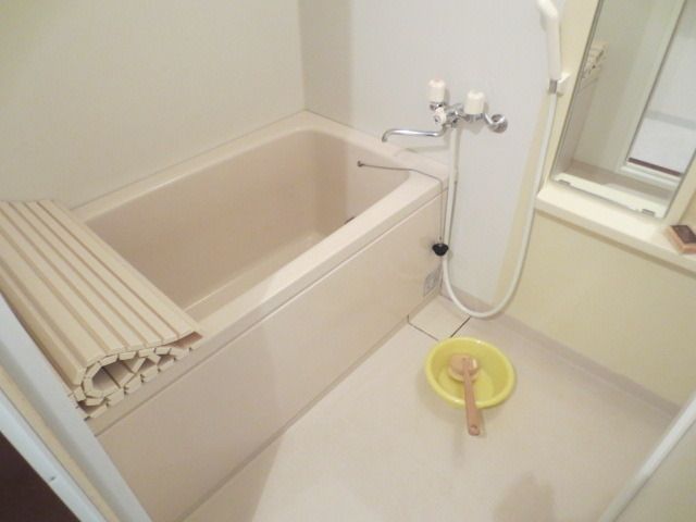 バス・シャワールーム　★バスルームは広々しておりますし追い焚きも可能です★