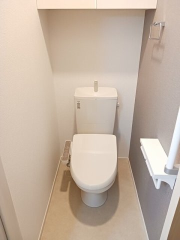 トイレ　落ち着いた色調のトイレです