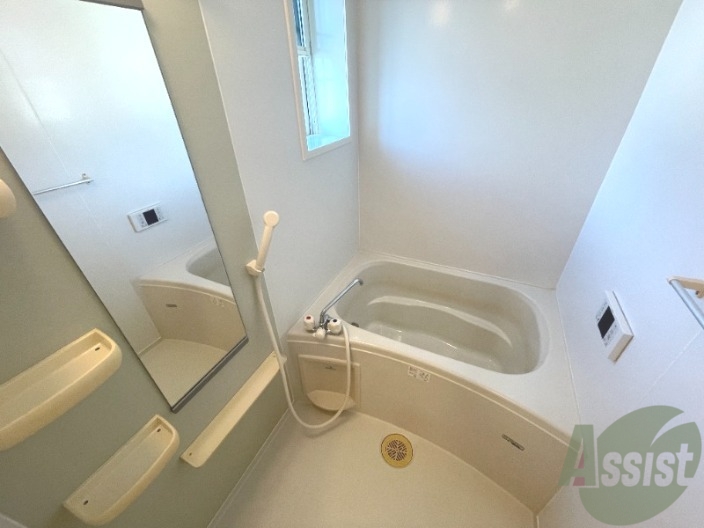 バス・シャワールーム　追い焚き機能付きですのでいつでも温かいお風呂に入れます。