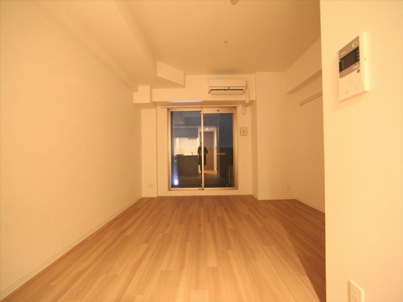 バルコニー　洋室11.2帖　エアコン完備　バルコニー