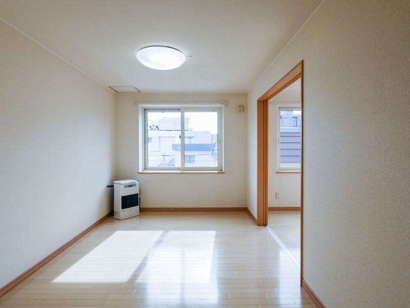 居室・リビング　退去予定につき同タイプ別号室の画像です。