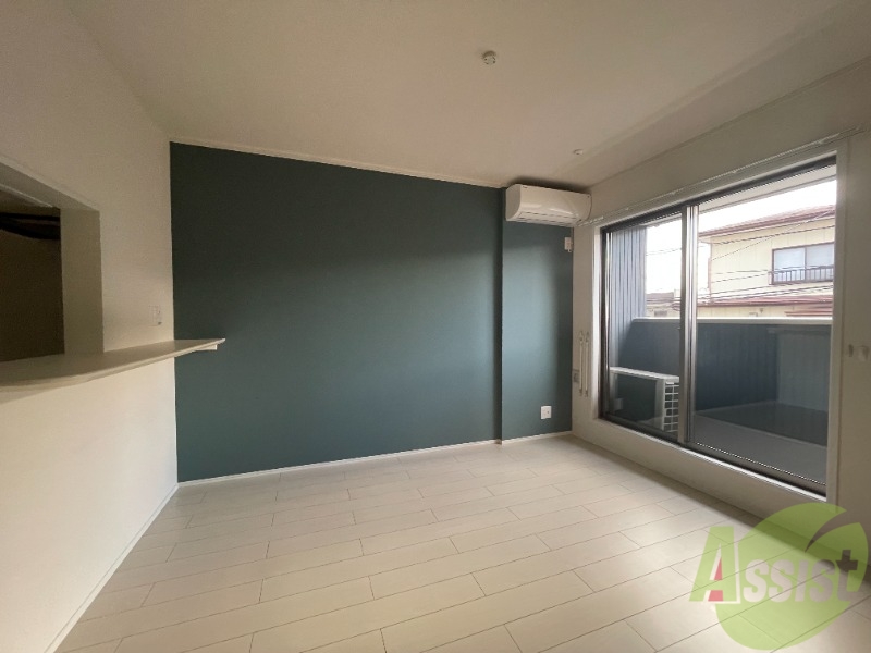 居室・リビング　日当たり良好の壁がお洒落なリビングルームです。