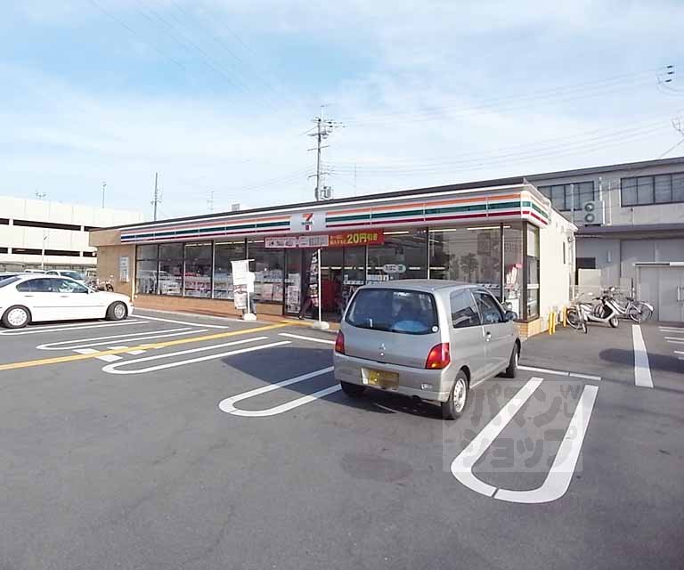 コンビニ　セブンイレブン伏見下鳥羽但馬町店（コンビニ）まで334m