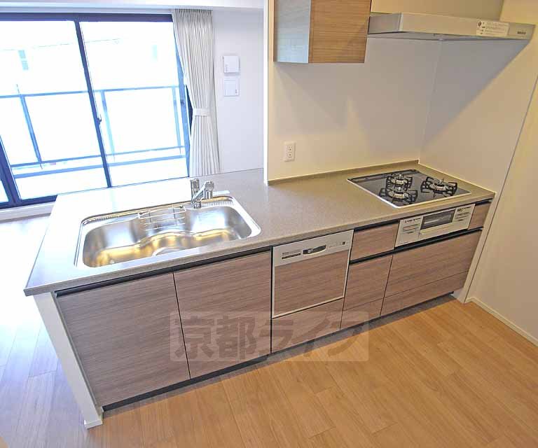 キッチン　料理スペースが広いシステムキッチンです。