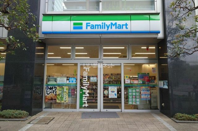 コンビニ　ファミリーマート西新宿アトラスタワー店（コンビニ）まで555m
