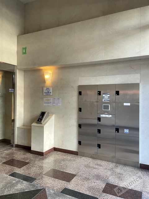 ロビー　シャーブなデザインが印象的