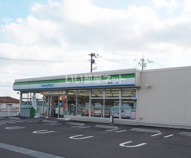 コンビニ　ファミリーマート苅田若久町店（コンビニ）まで706m