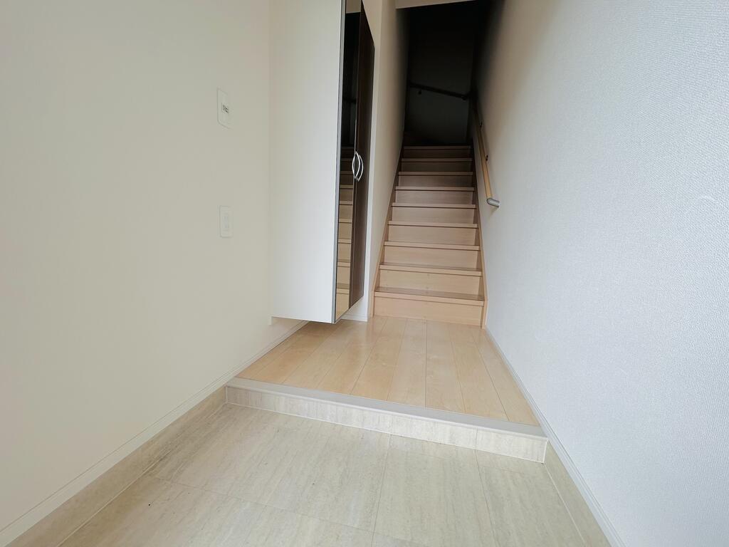 玄関　※画像と反転タイプのお部屋です