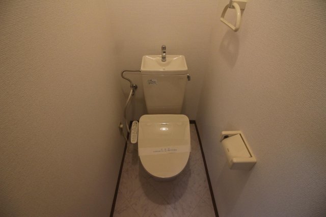 トイレ　トイレには嬉しいウォシュレットがついてます