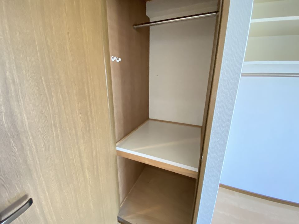 収納　ハンガーパイプ付の収納です☆