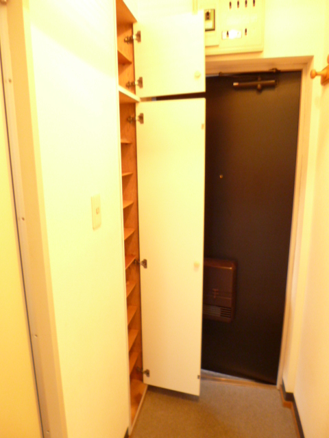 玄関　同じ間取りの別の部屋の写真です。