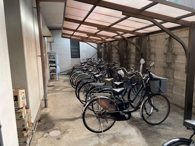 駐車場　屋根付き駐輪場（各部屋1台のみ）