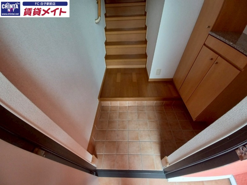 玄関　同物件別部屋の写真