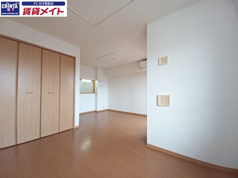 居室・リビング　同物件別部屋の写真
