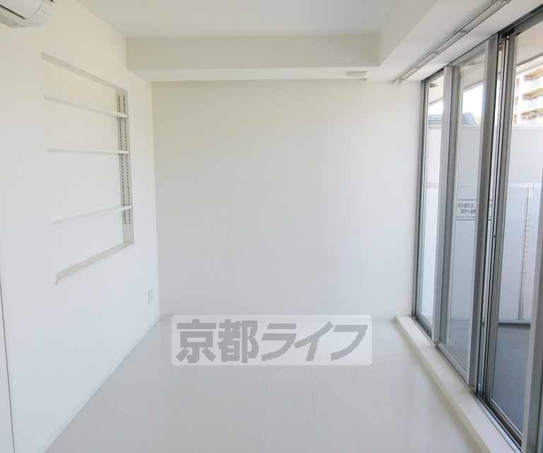居室・リビング　白基調のキレイなお部屋・