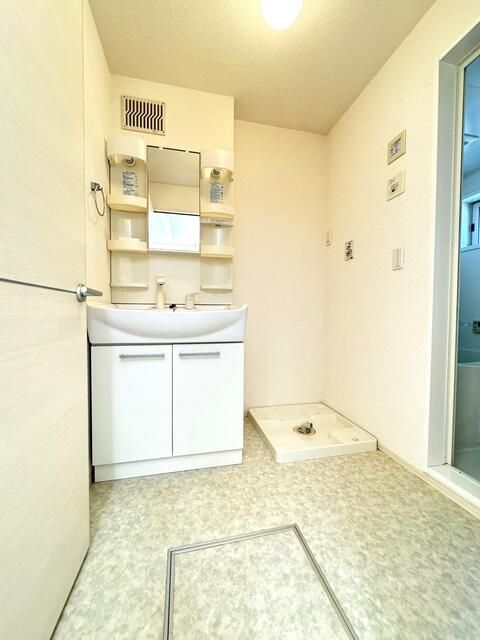 洗面設備　写真は別の部屋のものです。