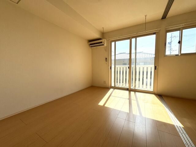 居室・リビング　写真は別の部屋のものです。