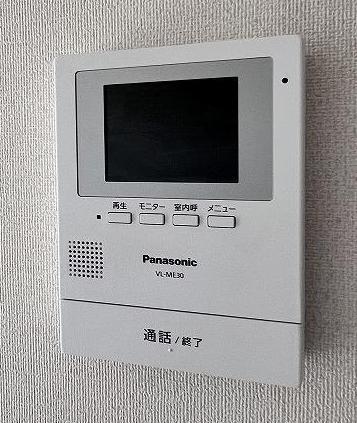 セキュリティ　TVモニタ付きインターホンで、訪問者の顔が確認できます。