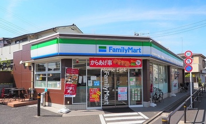 コンビニ　ファミリーマート（コンビニ）まで587m