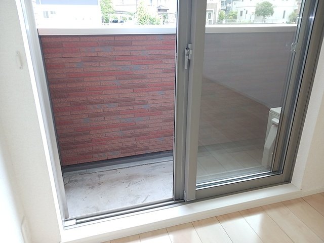 バルコニー　暖かな日差しのふりそそぐバルコニー