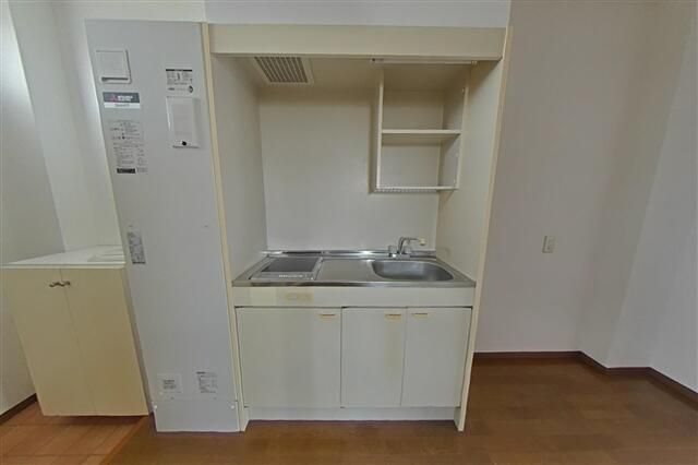 キッチン　※現況優先：写真は反転タイプの別部屋のものになります。