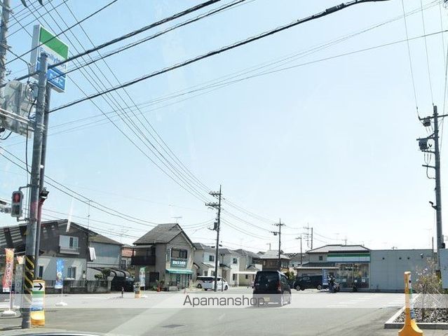 コンビニ　ファミリーマート（コンビニ）まで683m