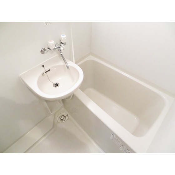 バス・シャワールーム　コンパクトで使いやすいお風呂です