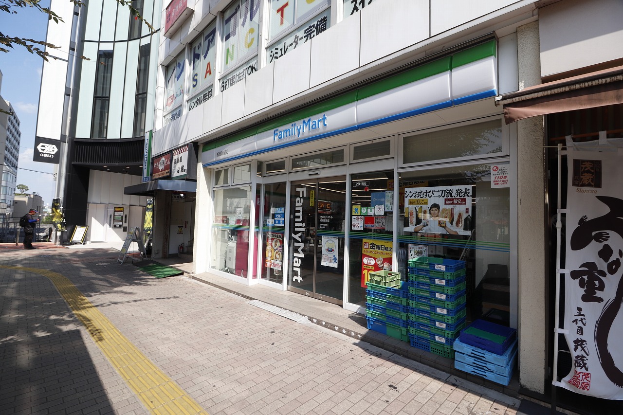 コンビニ　ファミリーマート（コンビニ）まで880m