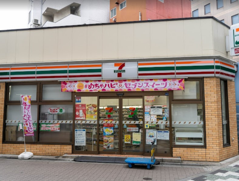 コンビニ　セブンイレブン 板橋区役所駅東店（コンビニ）まで586m
