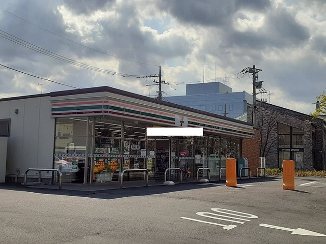 コンビニ　セブンイレブン（コンビニ）まで700m