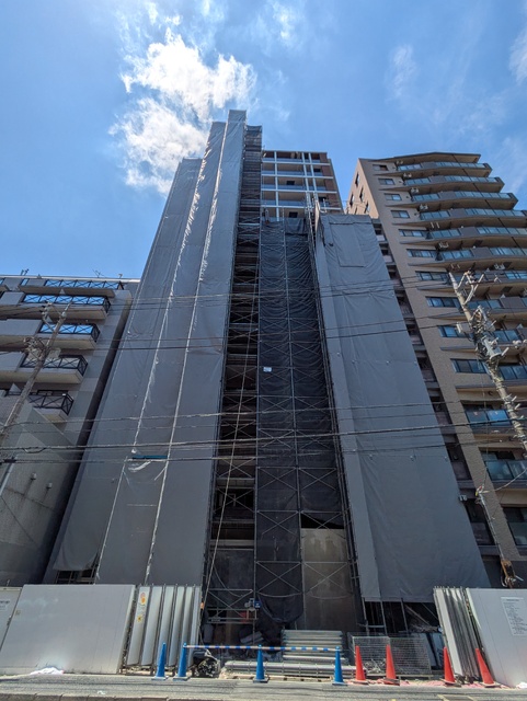 建物外観　※建築中　建物東側（２０２６年７月撮影）