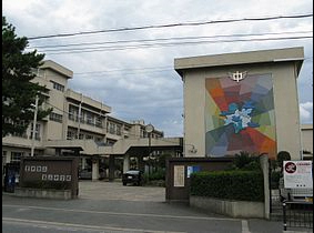 中学校　第三中学校（中学校）まで610m