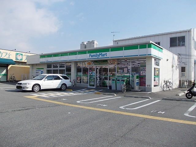コンビニ　ファミリーマート（コンビニ）まで450m