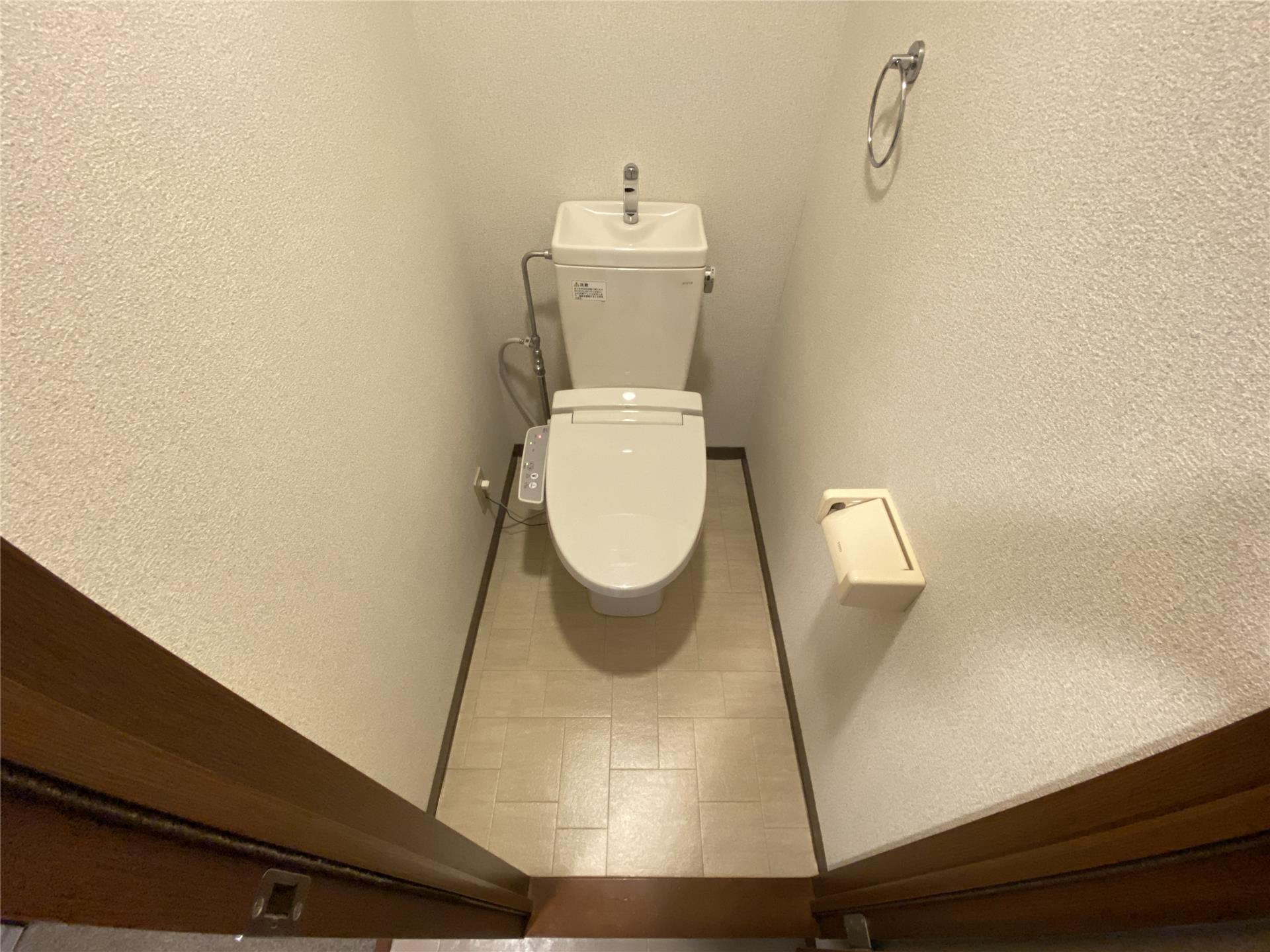 トイレ　ウォシュレット付きの洋式トイレです♪