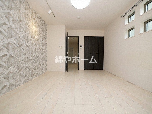 居室・リビング　落ち着いた色調の洋室です