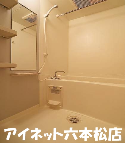 バス・シャワールーム　1日の疲れはこちらで流しましょう