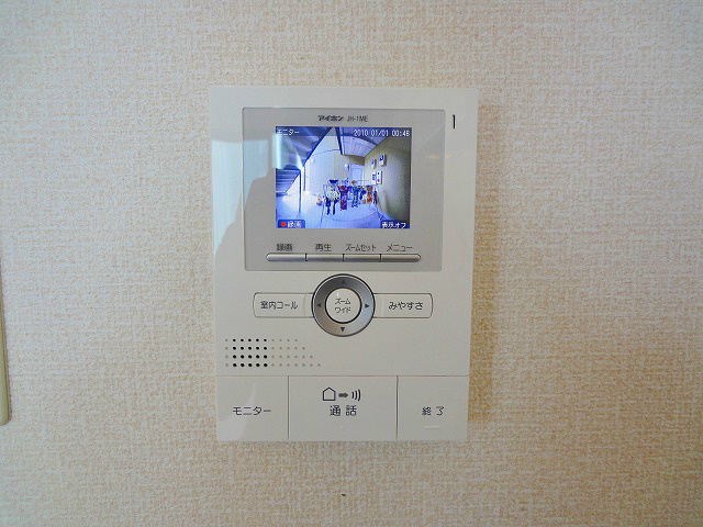 セキュリティ　モニターフォンで来客者を確認。