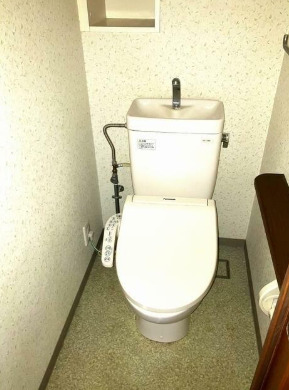 トイレ　落ち着いた色調のトイレです