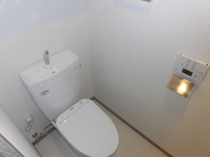 地下鉄東西線 京都市役所前駅 徒歩4分 9階建 築10年のトイレ写真