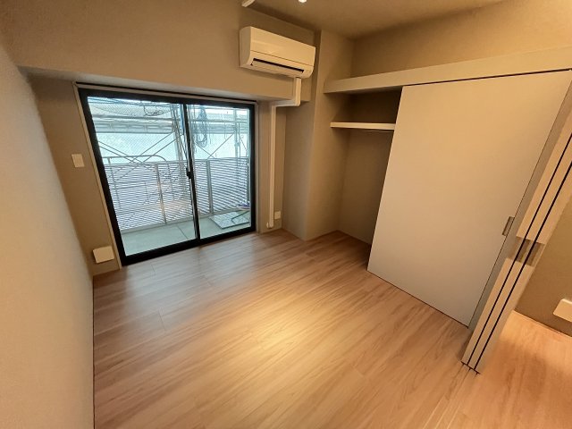その他部屋・スペース　落ち着いた色調の寝室です