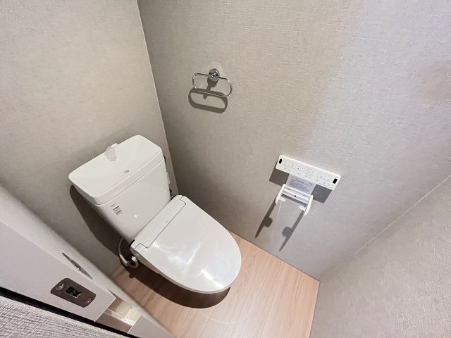 トイレ　落ち着いた色調のトイレです