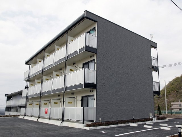 神戸電鉄三田線 岡場駅 バス乗車時間：15分 最寄りバス停で下車 徒歩11分 築18年