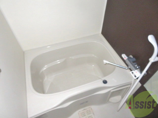 バス・シャワールーム　こちらはお風呂。一日の疲れをここで癒してください。