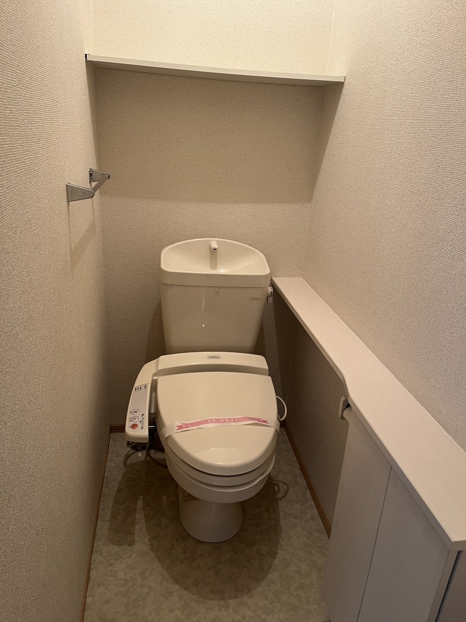 トイレ　反転間取り写真
