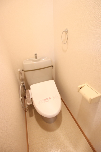 トイレ　嬉しい温水洗浄便座付き