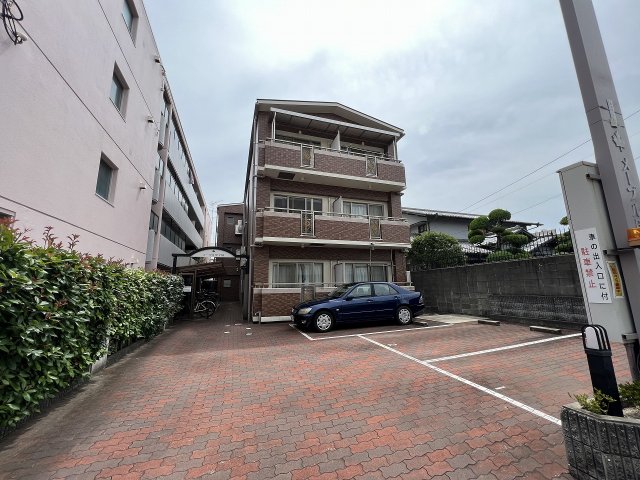 建物外観　居住者専用のごみ置き場があります♪