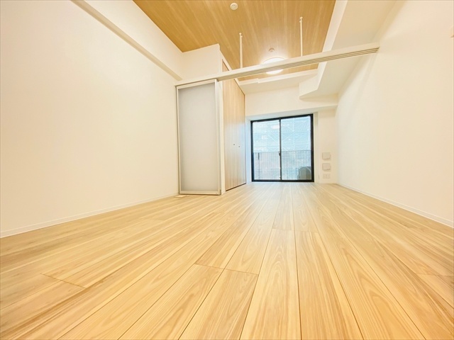 居室・リビング　同一建物内１００２号室内装写真転載